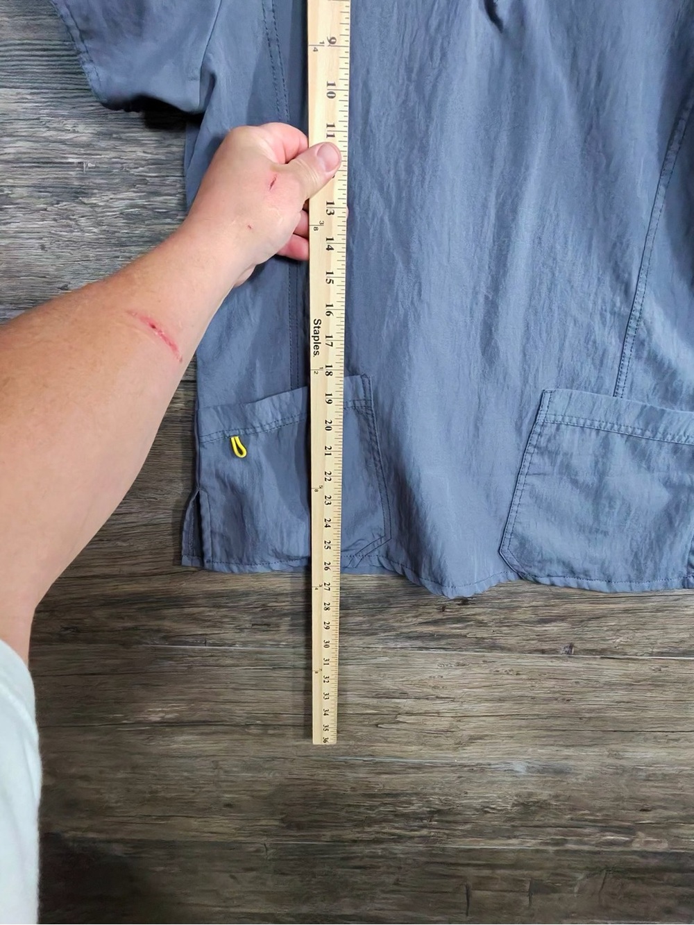 WonderWink Gray V-Neck Short Sleeve Scrub Top - Picture 4 of 9